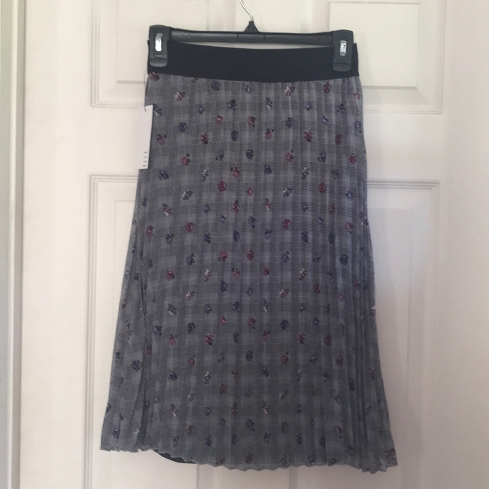 NWT Elle pull on pleated grey plaid skirt - Picture 3 of 6